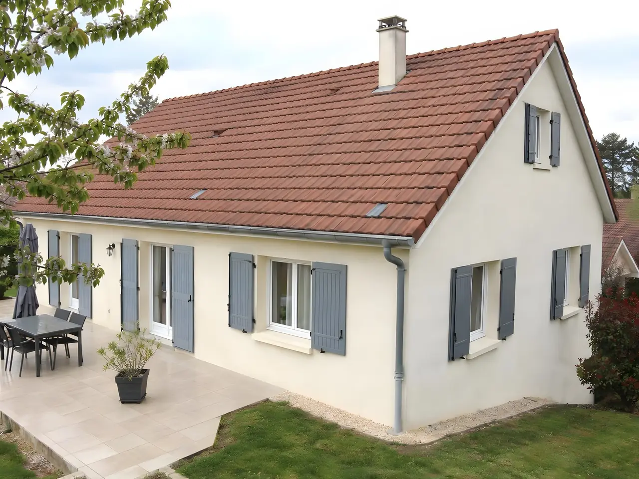 La même maison, toit démoussé aux tuiles rouges propres